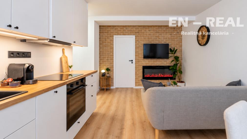 KOMPLETNÁ REKONŠTRUKCIA -  NA PREDAJ MODERNÝ 3 IZBOVÝ BYT S BALKÓNOM, KE SEVER