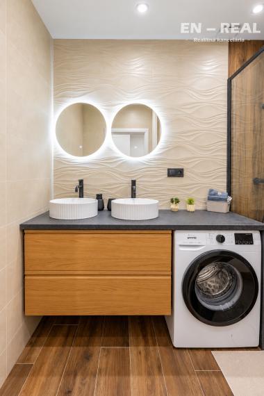 KOMPLETNÁ REKONŠTRUKCIA -  NA PREDAJ MODERNÝ 3 IZBOVÝ BYT S BALKÓNOM, KE SEVER