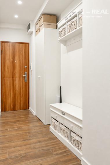 KOMPLETNÁ REKONŠTRUKCIA -  NA PREDAJ MODERNÝ 3 IZBOVÝ BYT S BALKÓNOM, KE SEVER