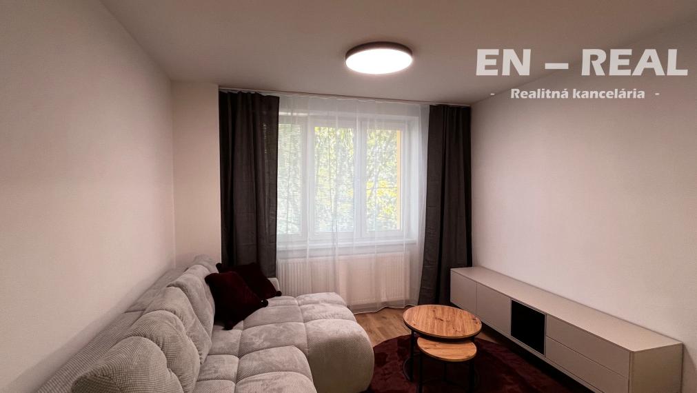 *** TEHLOVÝ BYT *** - MODERNÝ, ZARIADENÝ 3 IZBOVÝ BYT S BALKÓNOM, KE SEVER