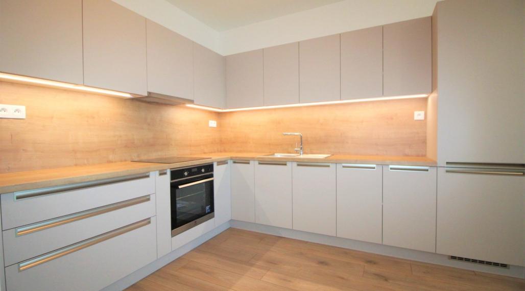 Na prenájom veľký zariadený 3 izbový byt v novostavbe s garážovým státím