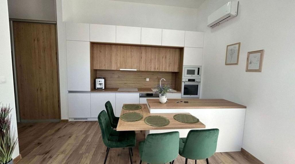 Na prenájom zariadený 3 izbový byt v modernej novostavbe s terasou a parkovacím miestom v garáži 