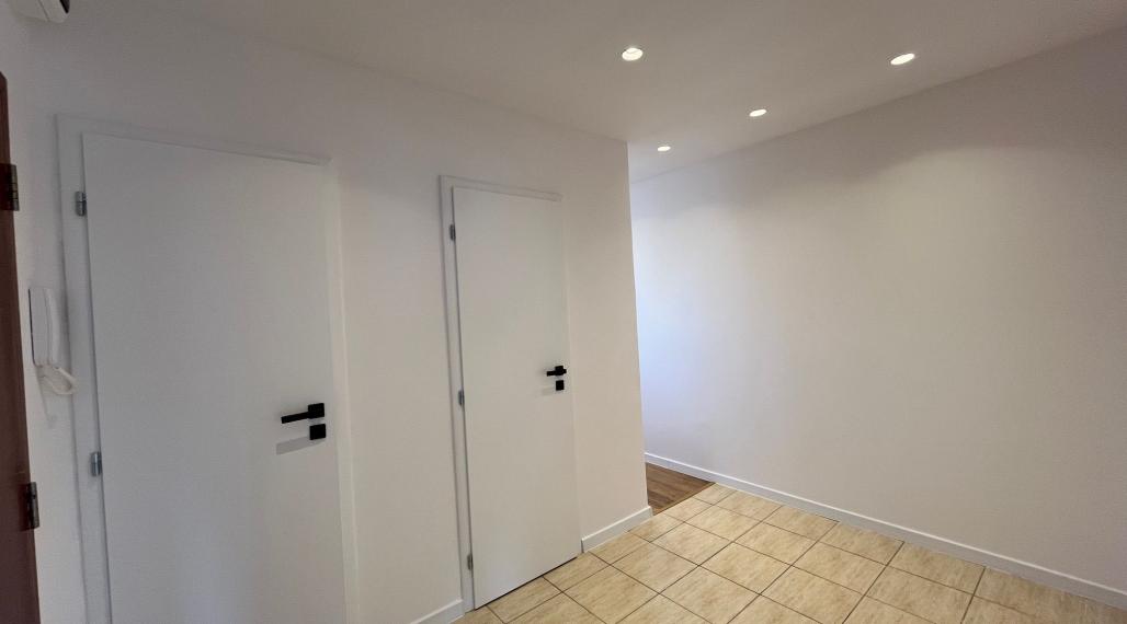 TOP LOKALITA : NA PREDAJ MODERNÝ, PRIESTRANNÝ 2 IZBOVÝ BYT, Košice Južná Trieda