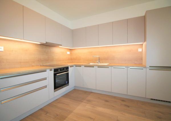 Na prenájom veľký zariadený 3 izbový byt v novostavbe s garážovým státím