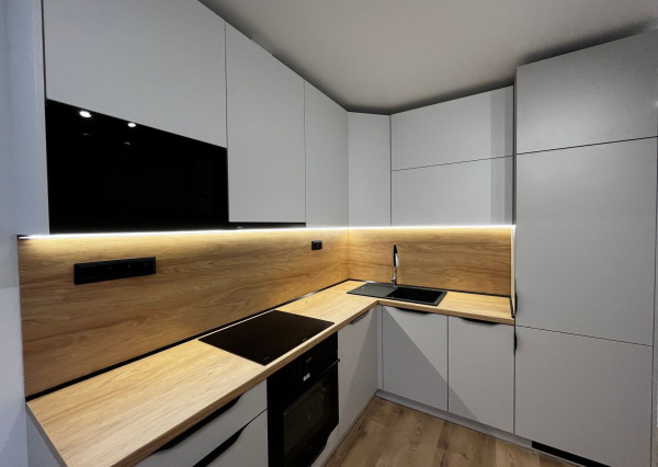 *** NOVINKA *** TOP LOKALITA, NA PREDAJ MODERNÝ, ZREKONŠTRUOVANÝ 3 IZBOVÝ BYT S BALKÓNOM, KE SEVER